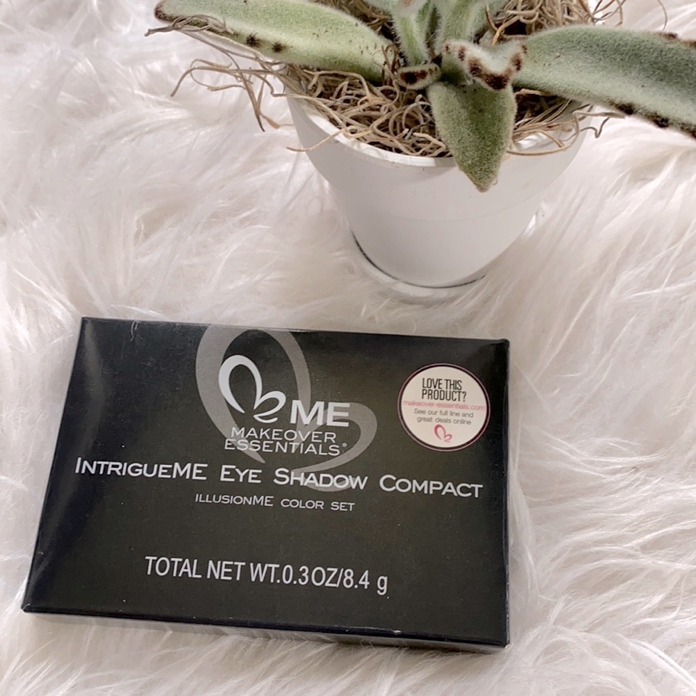 Makeover Essentials IntrigueME Eye Shadow Compact - Picture 2 of 4